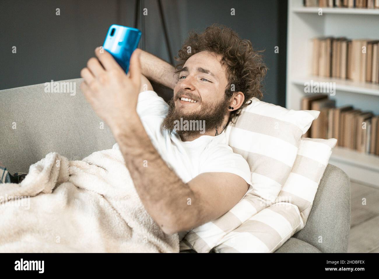 Single Mann macht Selfie für Dating-Website. Einsamer Kerl will Frauen online für echte Beziehungen zu treffen. Nahaufnahme. Hochwertige Fotos Stockfoto