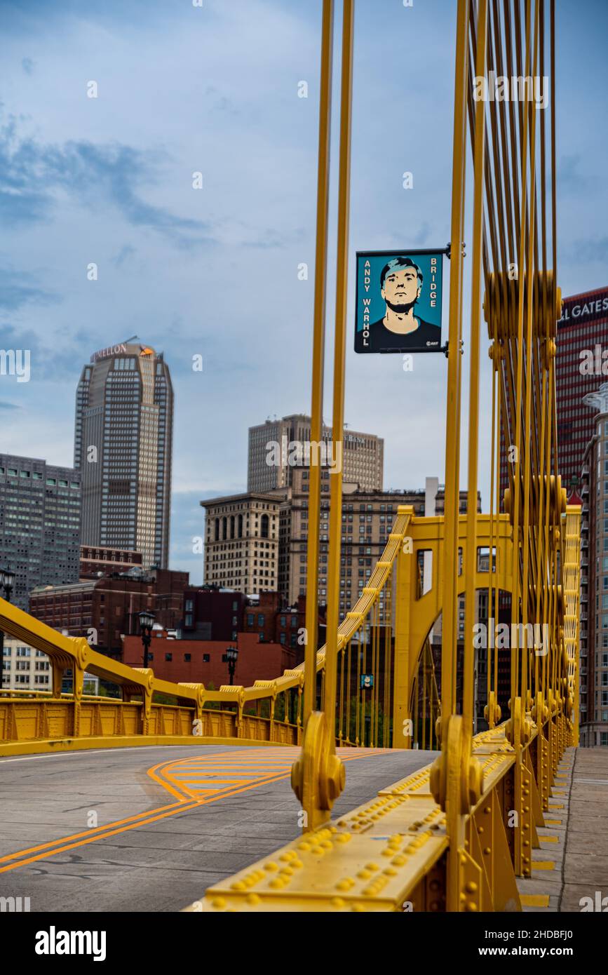 Pittsburgh, PA – 30. April 2019; die gelbe Steele-Hängebrücke mit dem Namen Andy Warhol Bridge, auch bekannt als Seventh Street Bridge, überspannt den Allegheny Rive Stockfoto