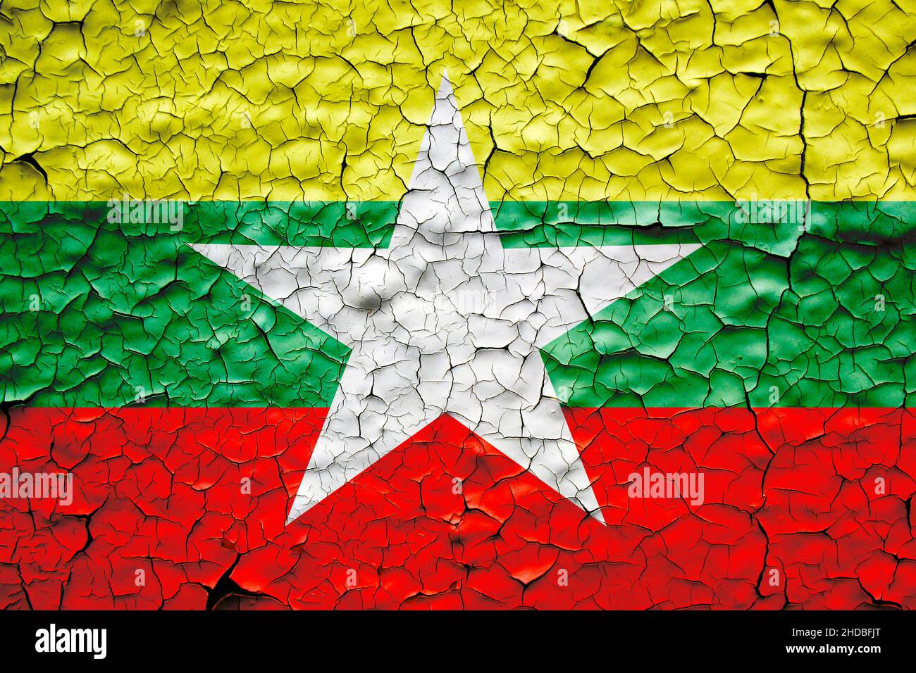 Myanmar Flagge über rissige Betonwand gemalt. Abbildung des Konzeptes zum Zusammenbruch der Regierung von Myanmar Stockfoto