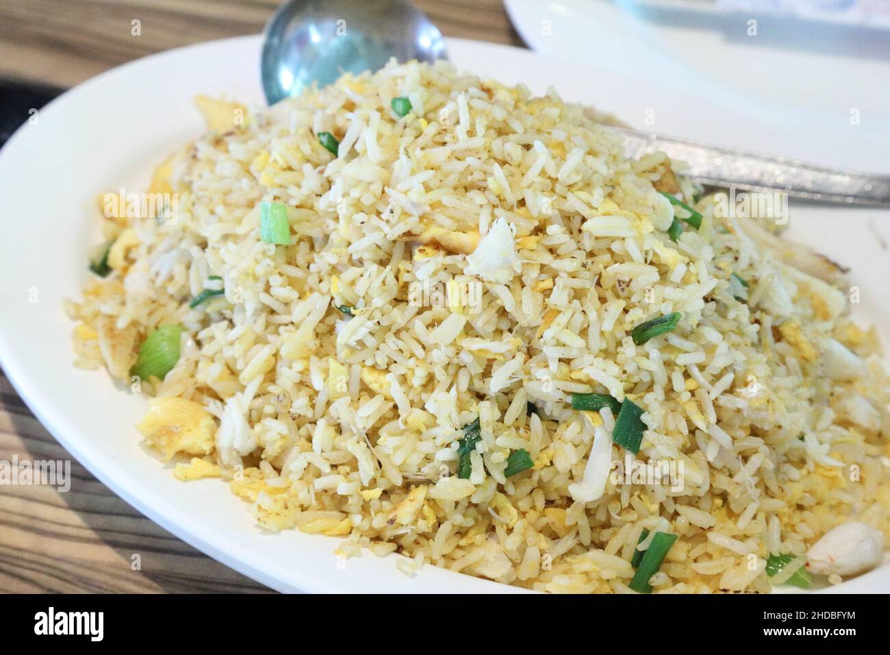 Das asiatische Essen namens Krabben gebraten serviert in der großen Gericht für vier bis fünf Personen. Stockfoto