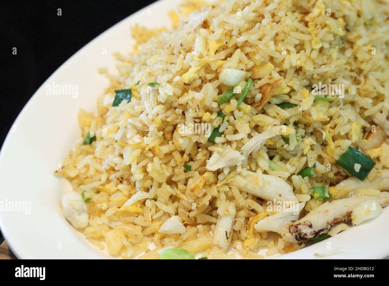 Das asiatische Essen namens Krabben gebraten serviert in der großen Gericht für vier bis fünf Personen. Stockfoto