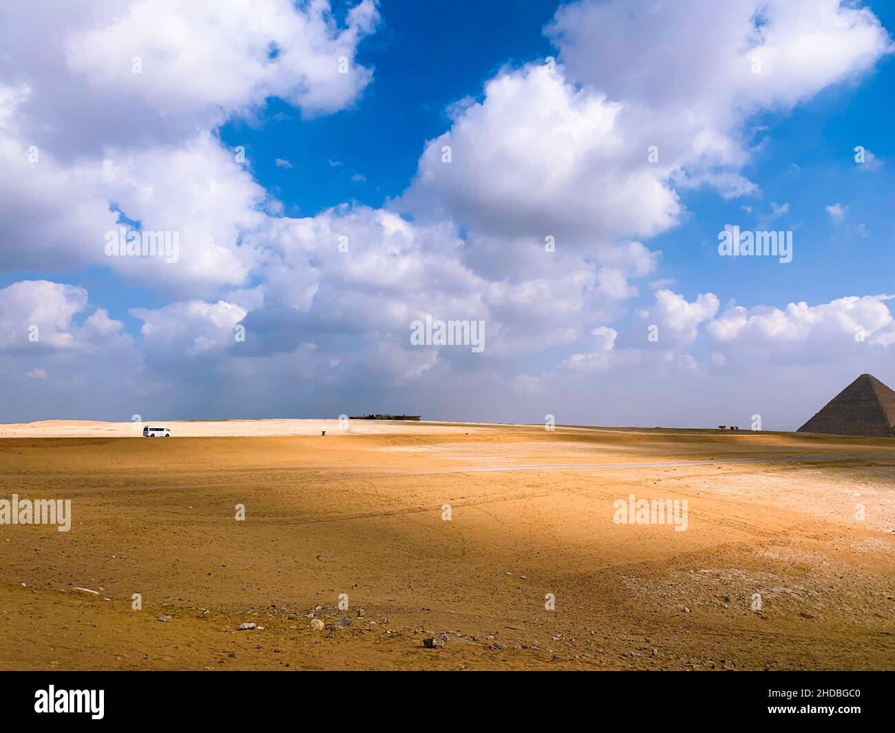 Malerische Aussicht auf eine ländliche Gegend mit Pyramiden auf bewölktem Himmel Hintergrund Stockfoto