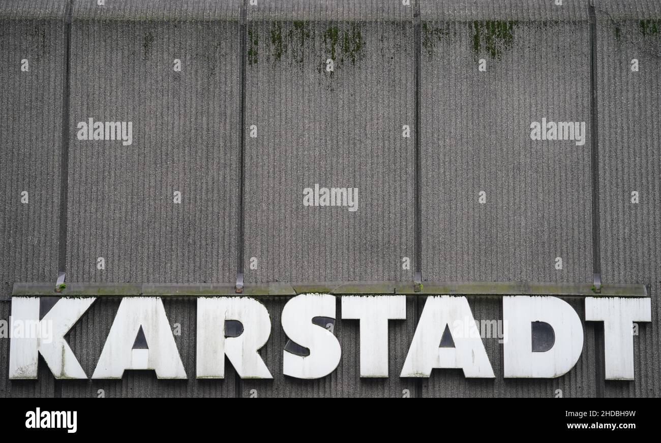 Hamburg, Deutschland. 05th Januar 2022. Blick auf den Schriftzug „Karstadt“ an der Fassade des markanten Karstadt-Gebäudes in Hamburg-Eimsbüttel. Das Gebäude hat einen neuen Eigentümer. Das Gewerbegebäude aus dem Jahr 1970s wurde von einem Joint Venture der Immobiliengesellschaft Otto Wulff, der wph Wohnbau und Projektentwicklung Hamburg und der Imvest Group erworben, teilte Otto Wulff am Mittwoch mit. Über den Kaufpreis des Gebäudes mit einer Bruttogeschossfläche von 32.760 Quadratmetern haben die Parteien Stillschweigen vereinbart. Kredit: Marcus Brandt/dpa/Alamy Live Nachrichten Stockfoto