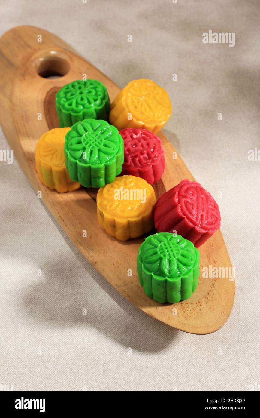 Traditionelles chinesisches Mid-Autumn Festival Essen, farbenfrohe Reiskuchen Schneemenkuchen mit verschiedenen Füllungen Stockfoto