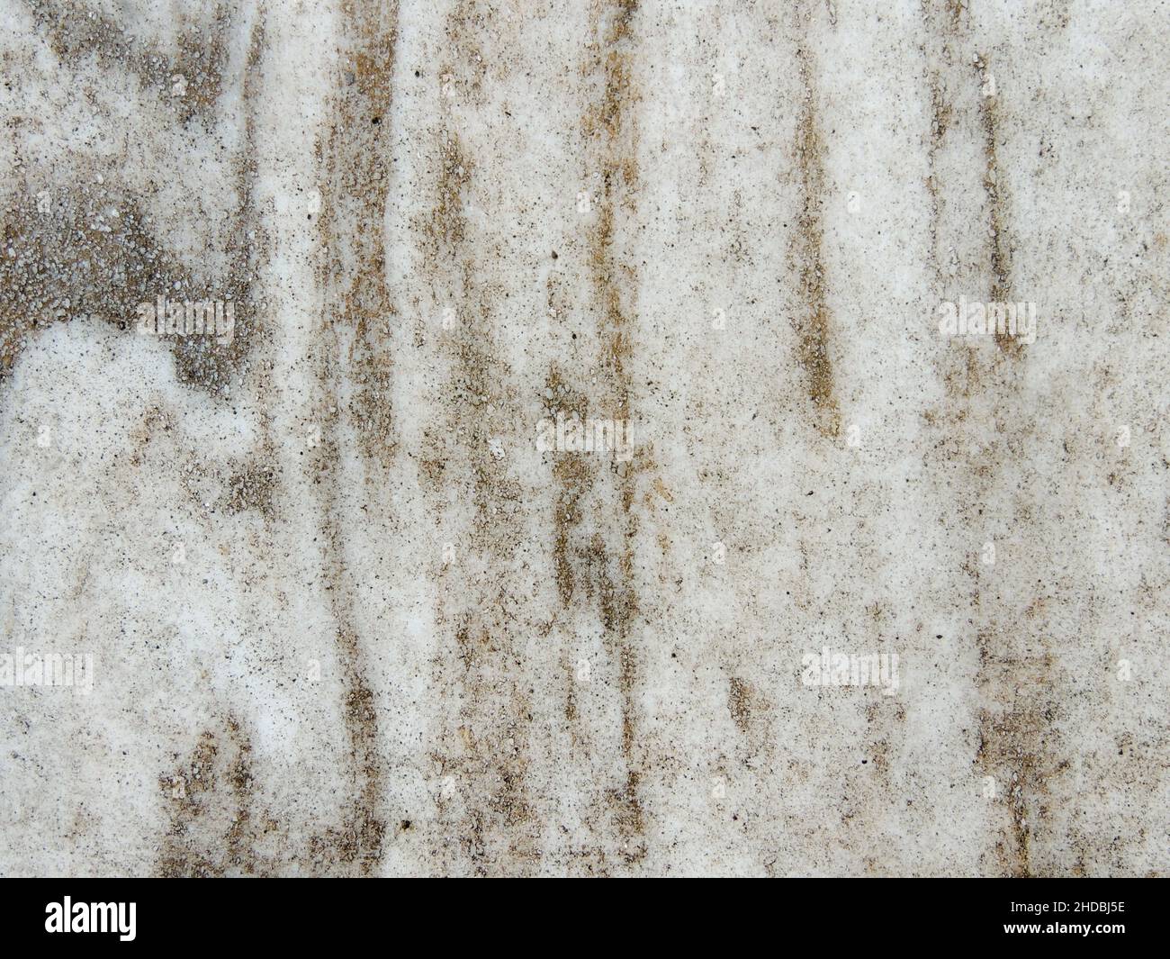 Nahaufnahme einer flachen Oberfläche einer mit weißen und grauen Linien und Mustern bedeckten Wand Stockfoto