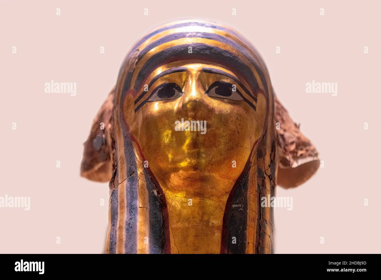 Mumie Maske. Antike Objekte der ägyptischen Kultur im Royal Ontario Museum (ROM) am 5. Januar 2022 Stockfoto