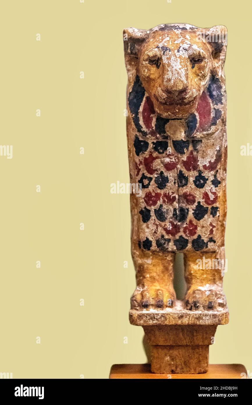 Holzgeschnitzte Löwenköpfe aus antikem Möbeldekor. Antike Objekte der ägyptischen Kultur im Royal Ontario Museum (ROM) am 5. Januar 202 Stockfoto