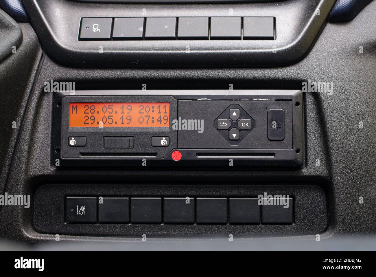 Das digitale Tachographen-Display zeigt die Zeitdifferenz an, nachdem der Fahrer die Karte beim Start der Schicht in das Gerät eingesetzt hat. Keine personenbezogenen Daten. Fahrtenschreiber in einem Stockfoto