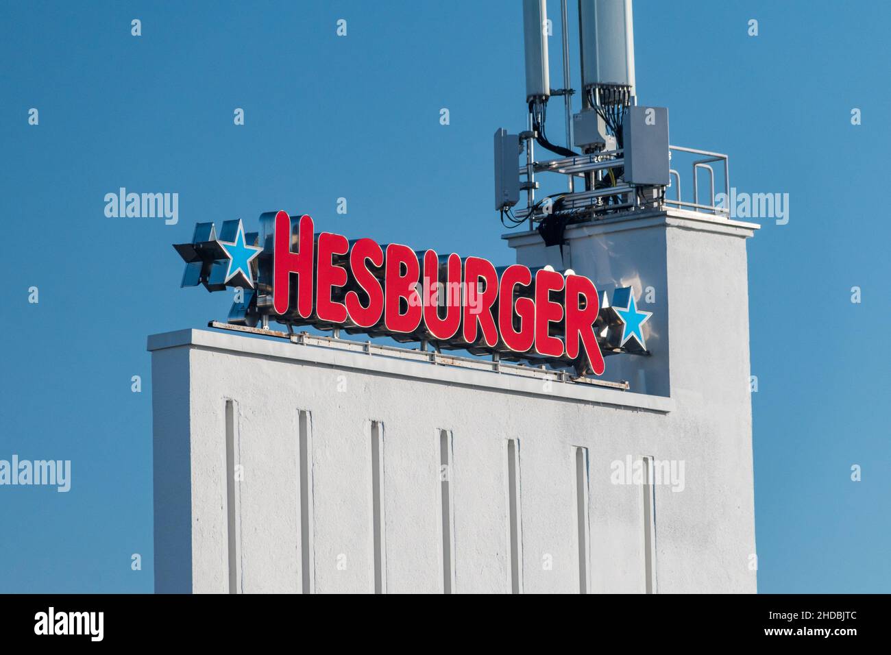 Turku, Finnland - 4. August 2021: Logo und Zeichen des Fast-Food-Restaurants Hesburger. Stockfoto
