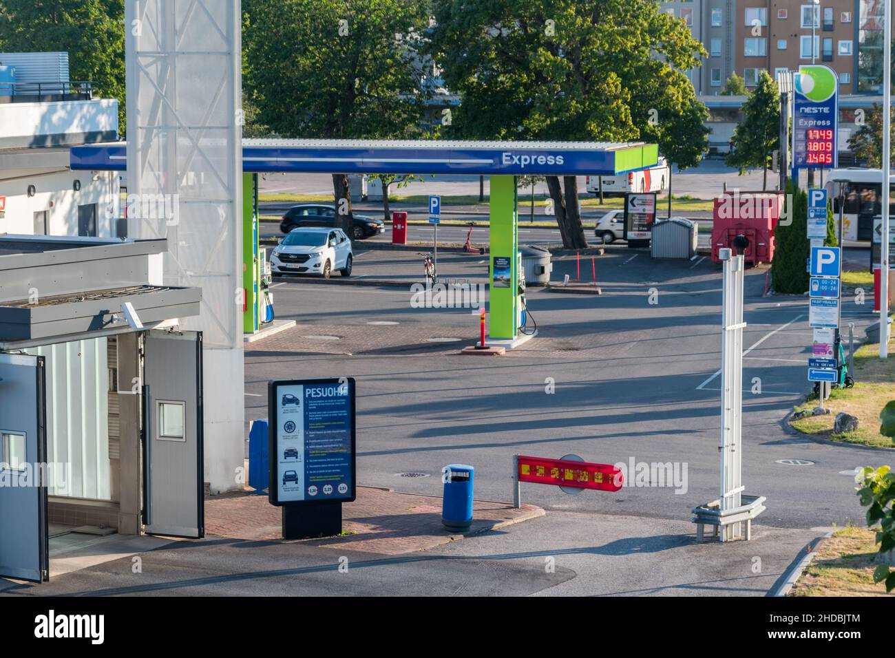 Turku, Finnland - 4. August 2021: Neste Express Tankstelle. Stockfoto