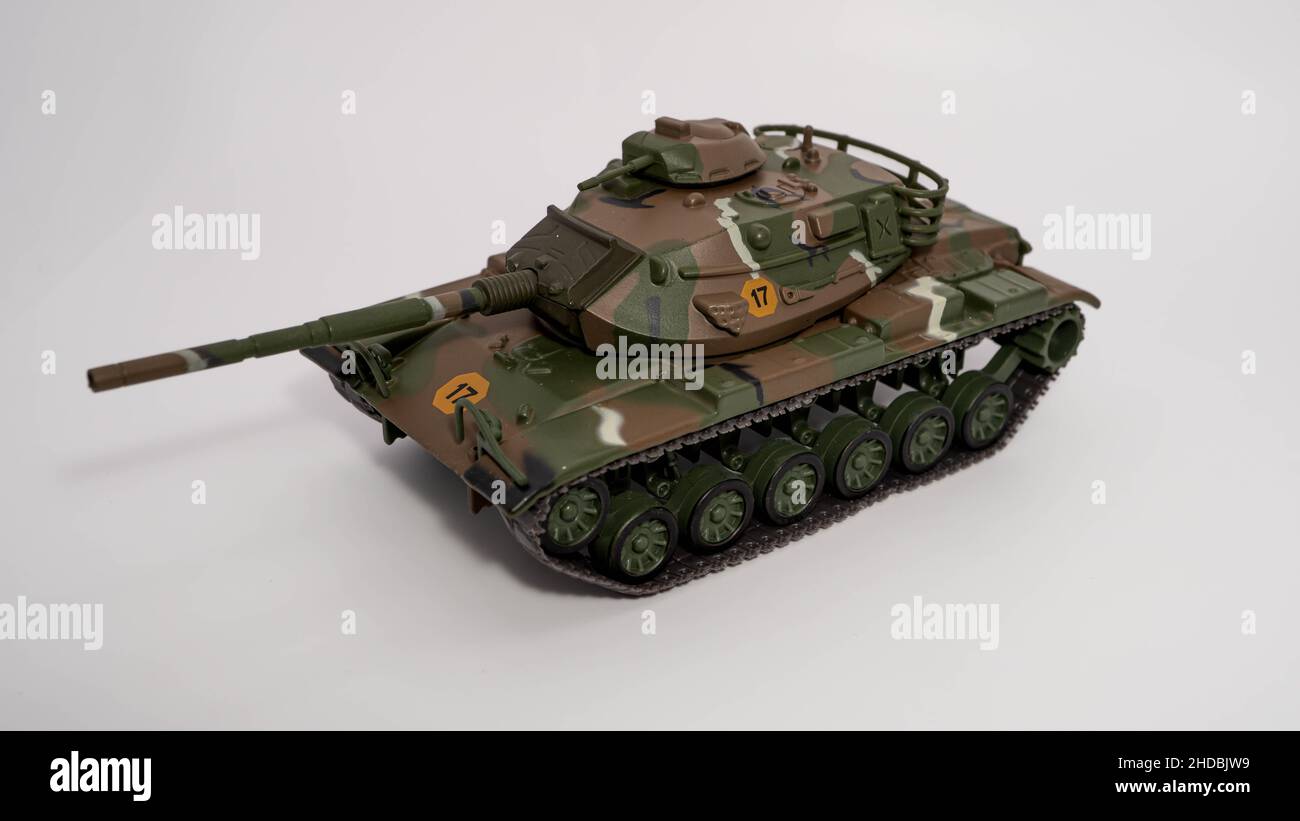 Nahaufnahme eines amerikanischen Kampfpanzers der zweiten Generation M60A3, isoliert auf weißem Hintergrund Stockfoto