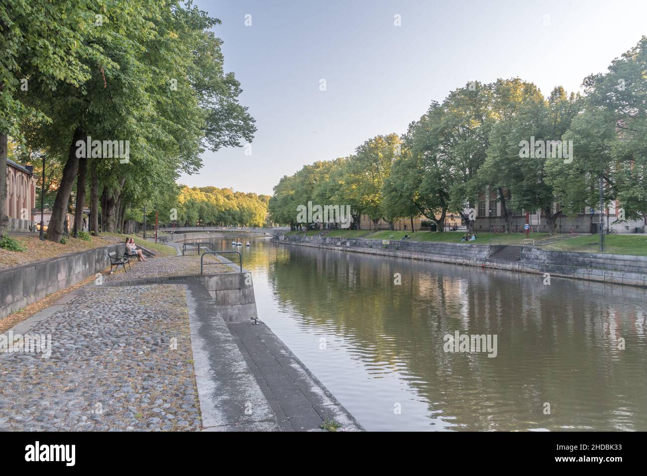 Turku, Finnland - 4. August 2021: Wunderschöner Sommerblick auf den Fluss Aura. Stockfoto