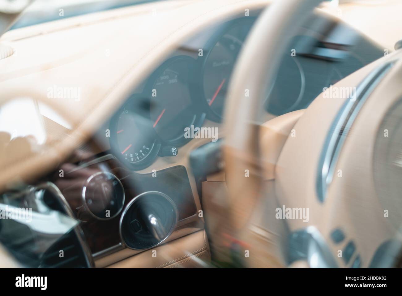 Cockpit eines modernen Luxus-Komfortwagens durch das Fenster gesehen Stockfoto