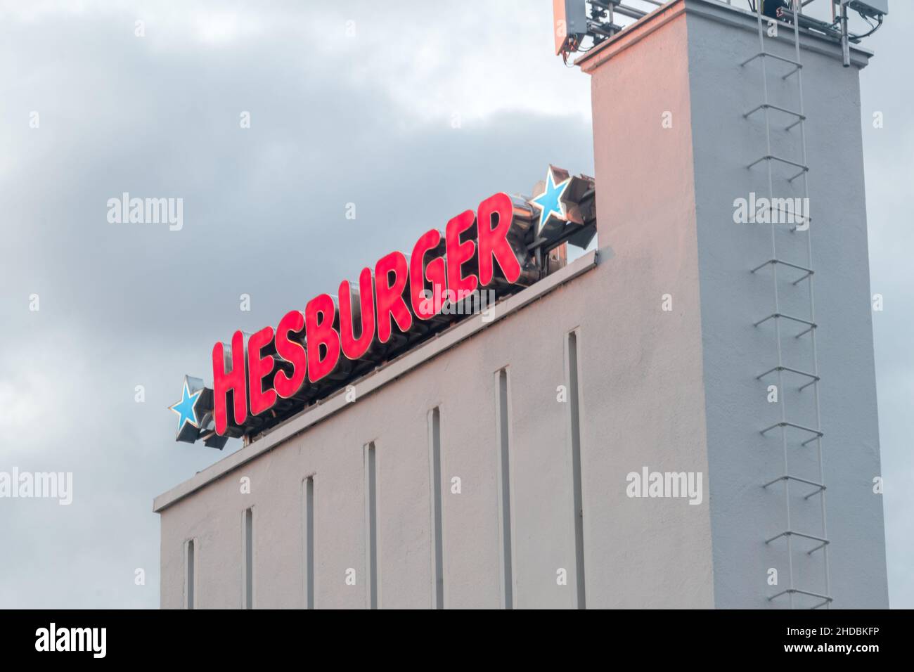 Turku, Finnland - 5. August 2021: Logo des Hesburger Restaurants. Hesburger (umgangssprachlich in Finnland als Hese und in Estland als Hess bekannt) ist ein schnelles Stockfoto