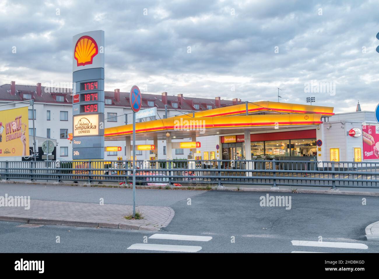 Turku, Finnland - 5. August 2021: Shell-Tankstelle mit Preisplatine. Shell ist eine globale Gruppe von Energie- und Petrochemie-Unternehmen mit rund 92000 EM Stockfoto