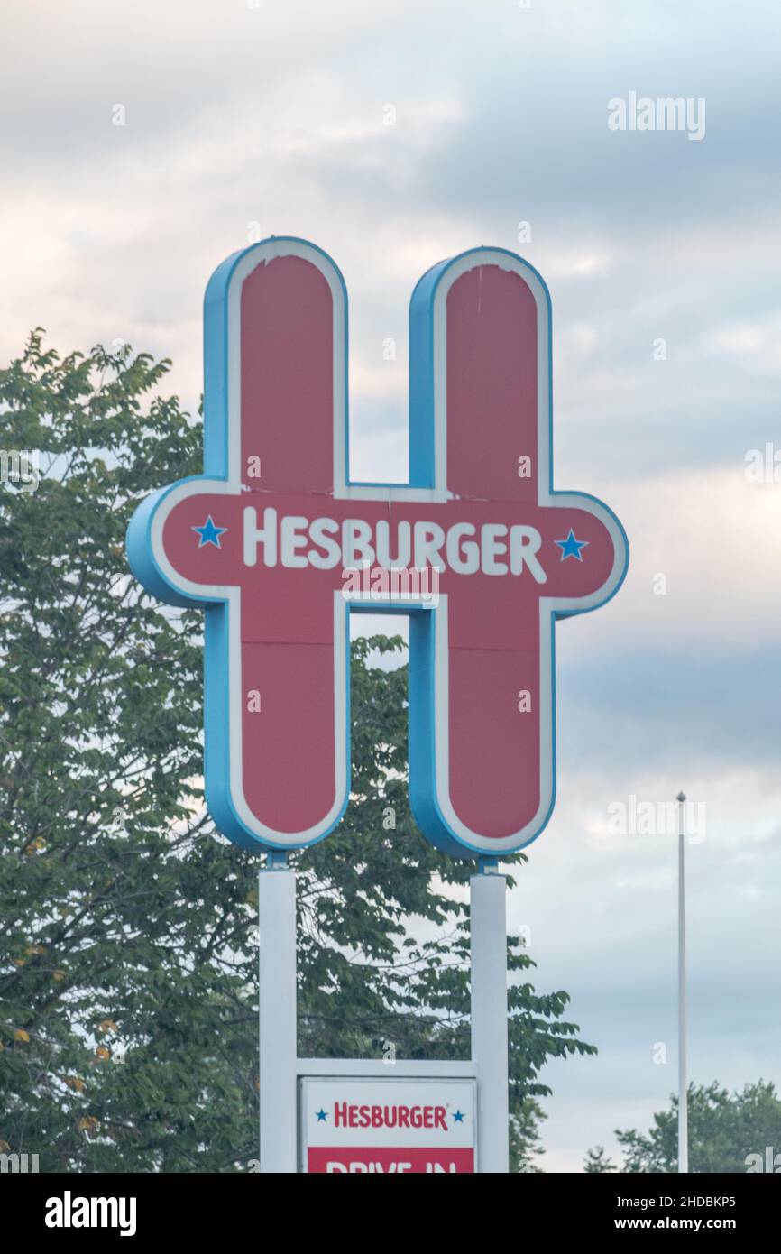 Turku, Finnland - 5. August 2021: Emblem des Hesburger Restaurants. Hesburger (umgangssprachlich in Finnland als Hese und in Estland als Hess bekannt) ist ein fas Stockfoto