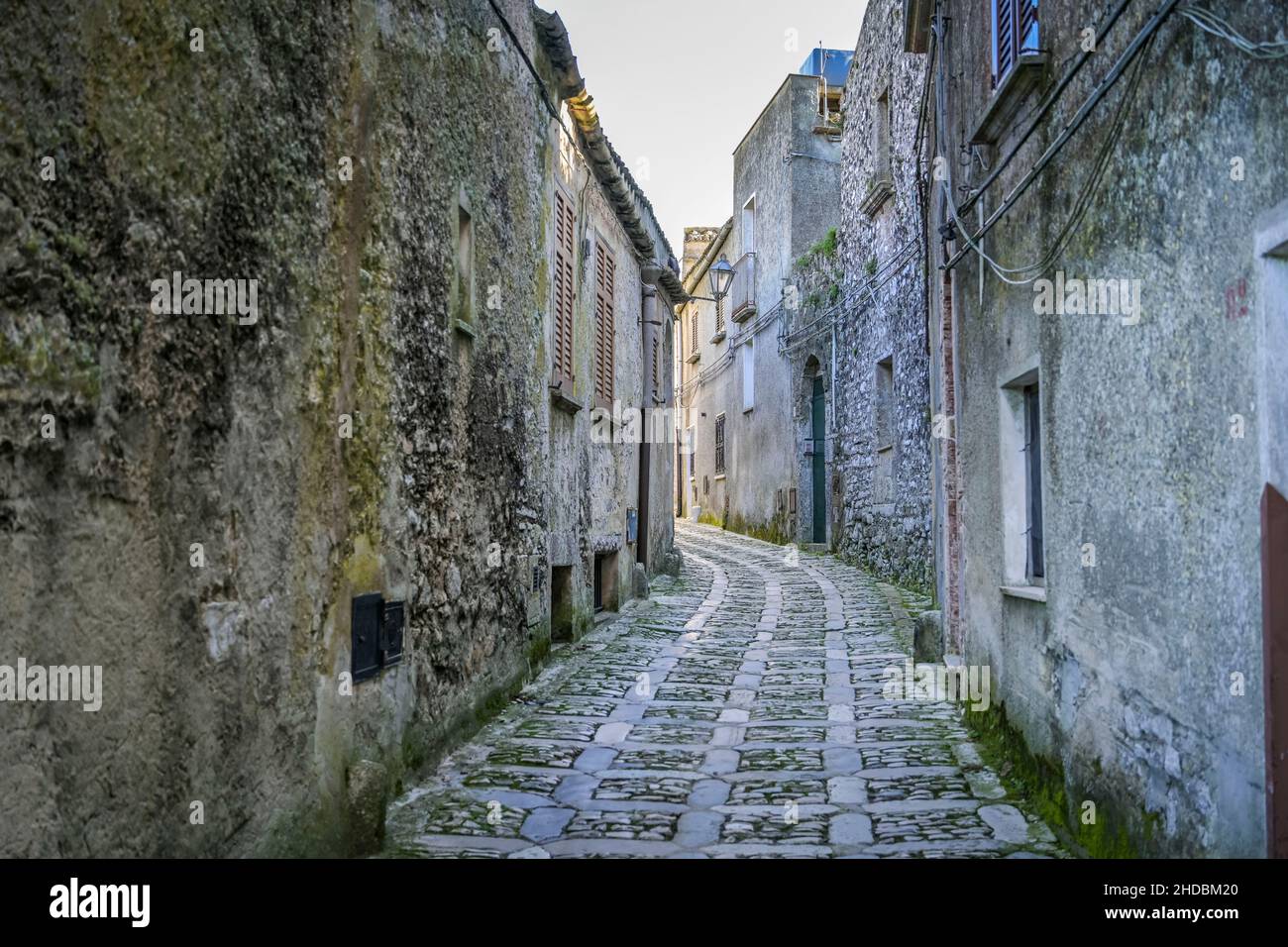 Einsame Altstadt-Gasse, Erice, Sizilien, Italien Stockfoto