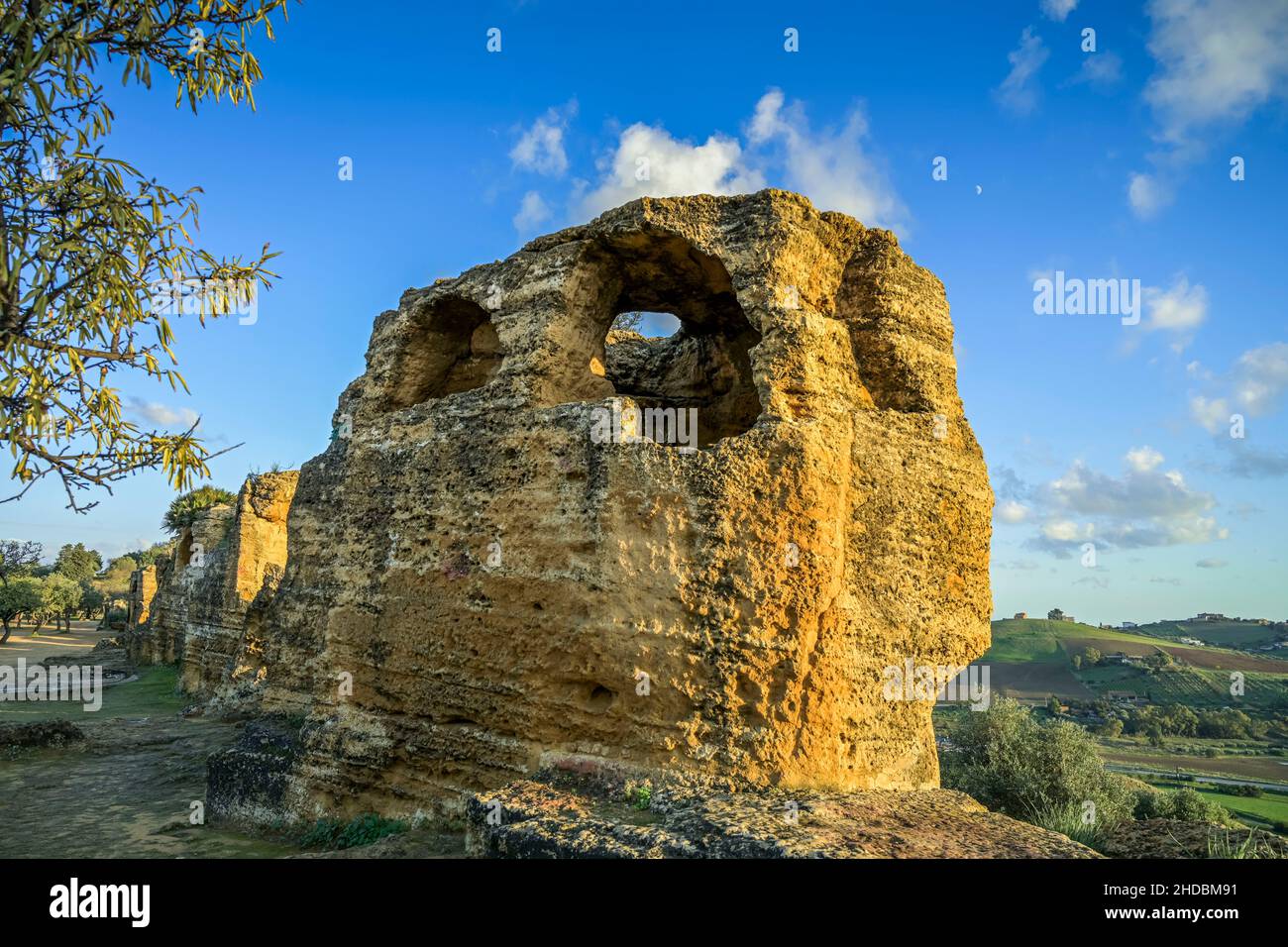 Reste der Stadtmauer, archäologischer Park Valle dei Templi (Tal der Tempel), Agrigent, Sizilien, Italien Stockfoto
