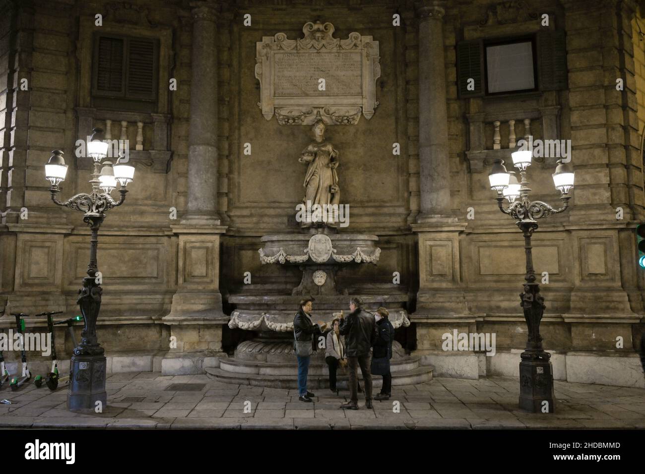 Piazza Quattro Canti, Ecke zum Viertel la Loggia mit Schutzheiliger Oliva, Palermo, Sizilien, Italien Stockfoto