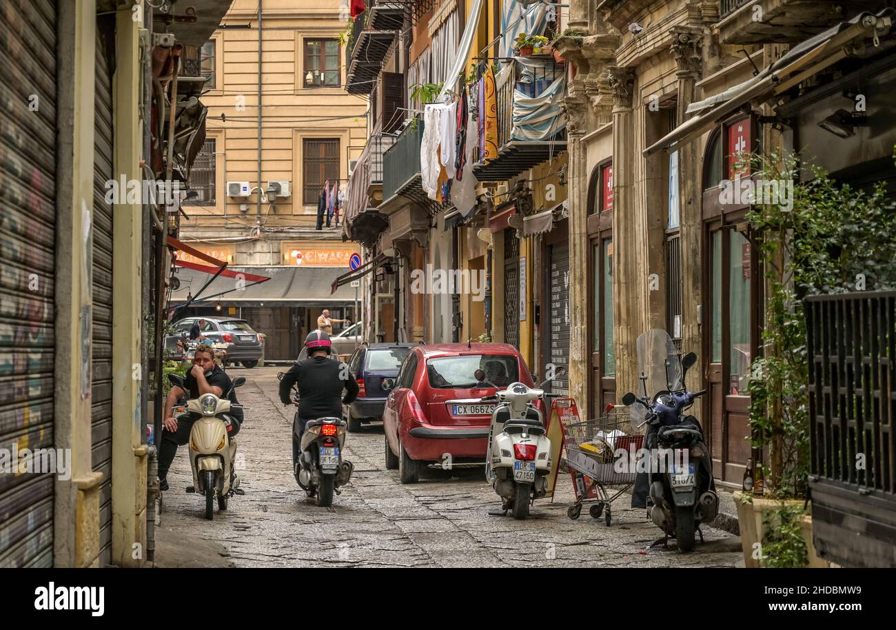 Roller, Straßenszene, Altstadtgasse, Palermo, Sizilien, Italien Stockfoto