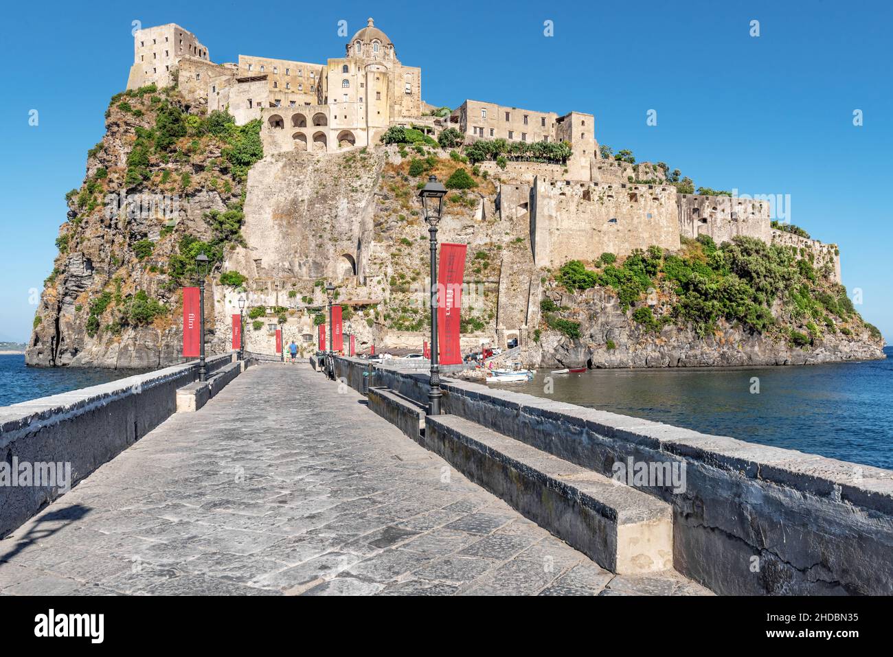 Neapel, Ischia, Italien - 05 2021. Juli: Eingang zur aragonesischen Burg, einer imposanten Festung auf der Insel Ischia Stockfoto
