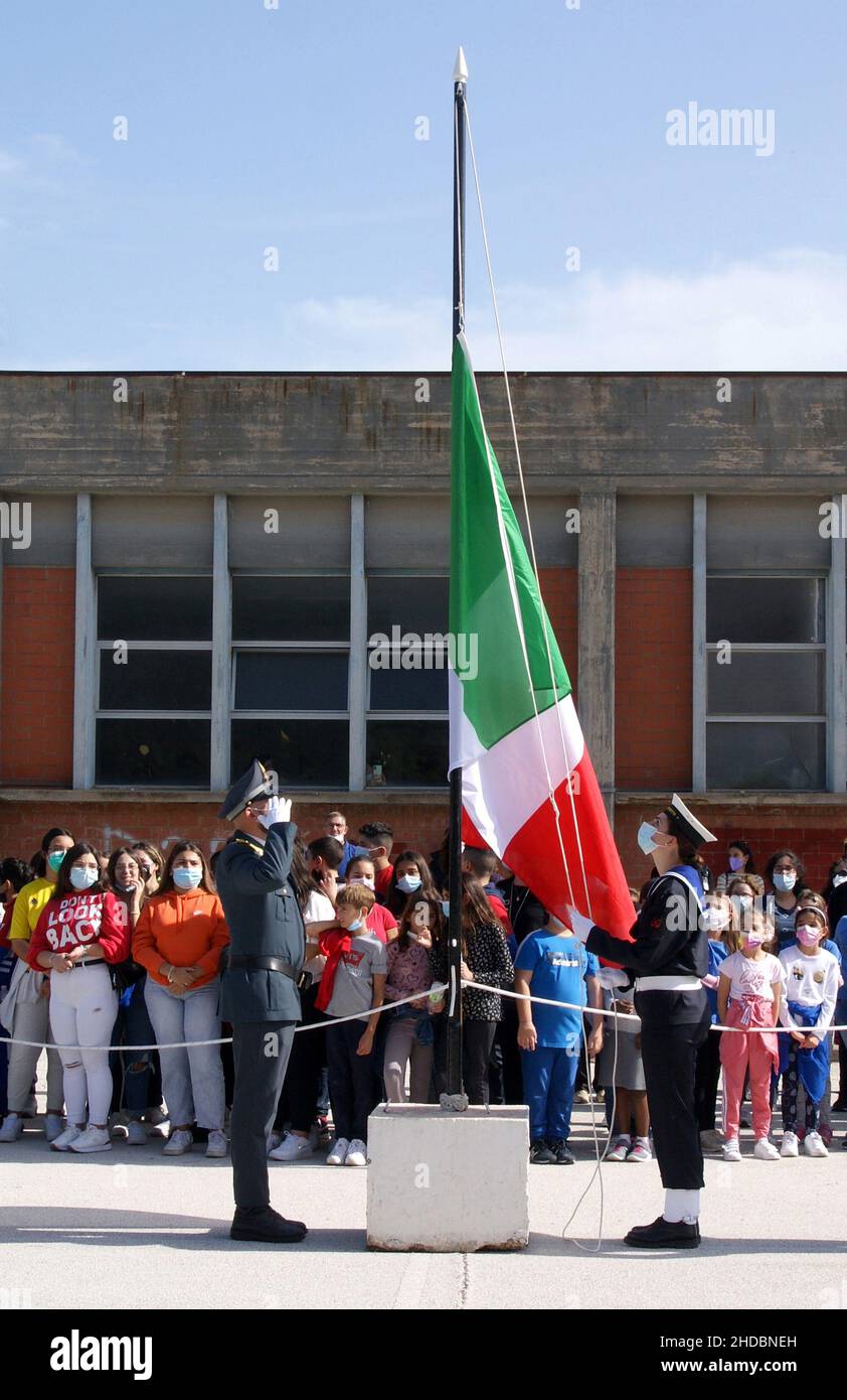 Syrakus Sizilien Italien - 04 2021. november: Heben Sie die Flagge zum Tag der Nationalen Einheit und zum Tag der Streitkräfte Stockfoto