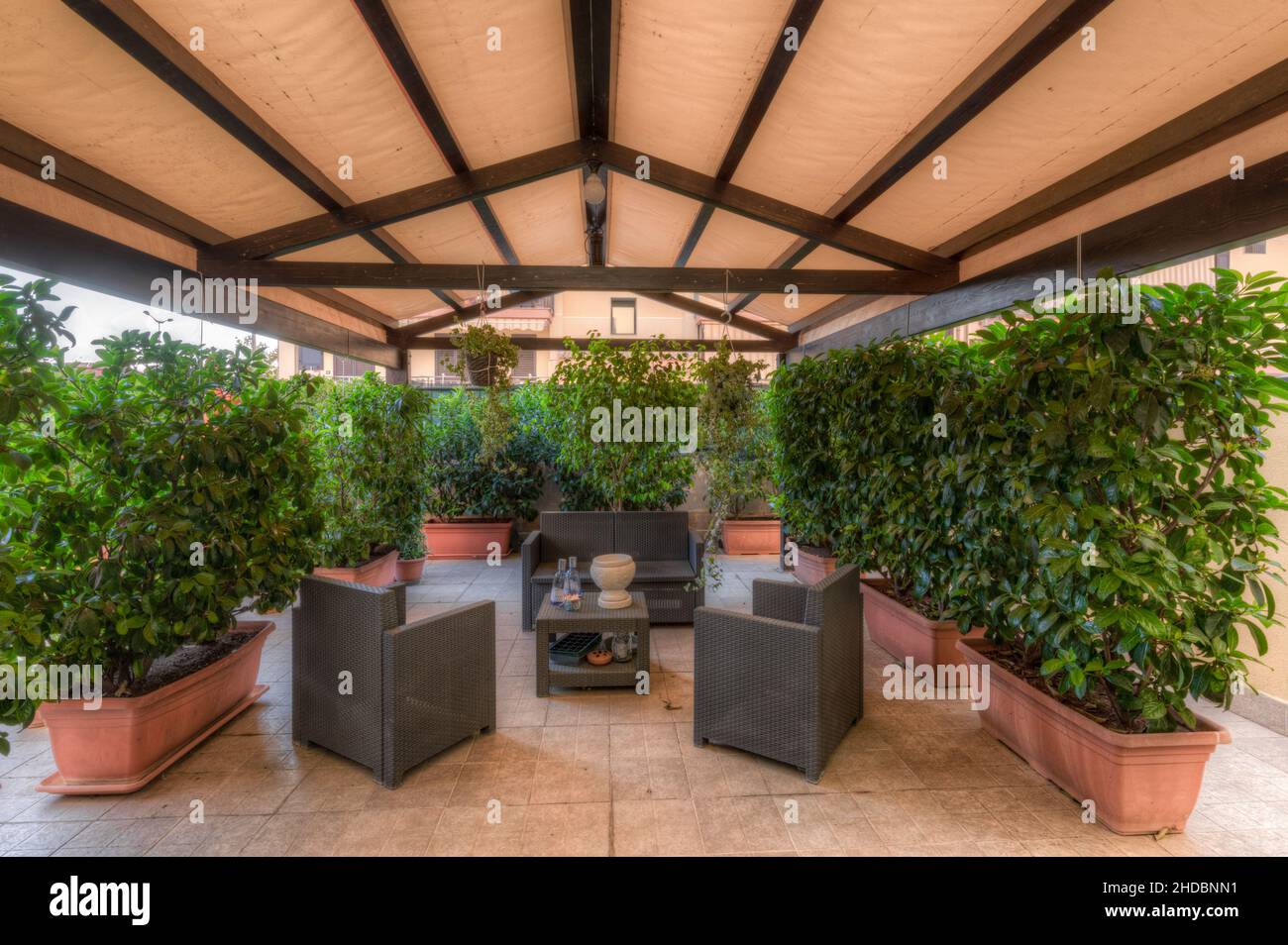Syrakus Sizilien-Italien -Juni 03 2021: Überdachte Terrasse mit Möbeln und plantes. - Bild Stockfoto