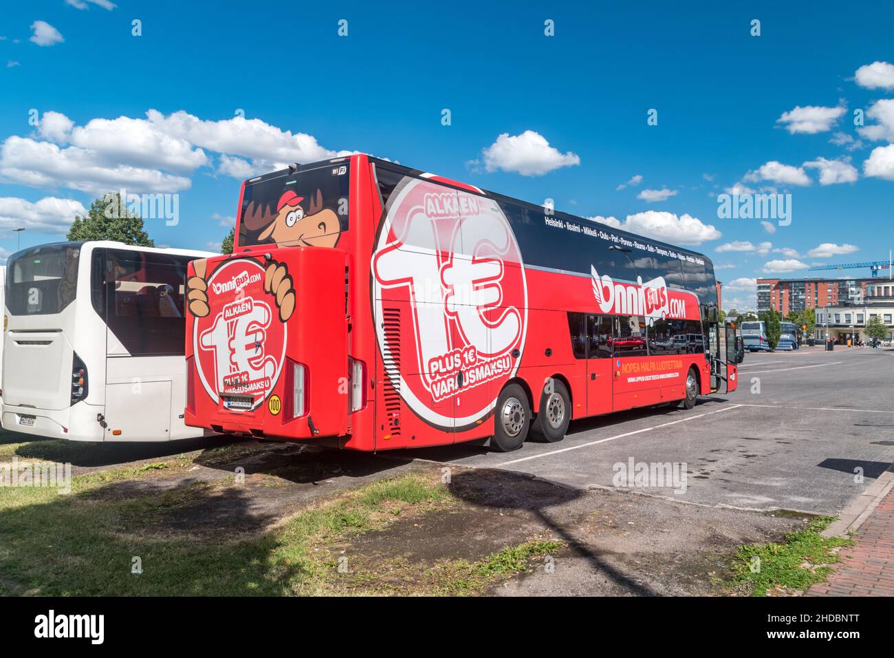 Turku, Finnland - 6. August 2021: Intercity Doppeldeckerbus der OnniBus.com. Stockfoto