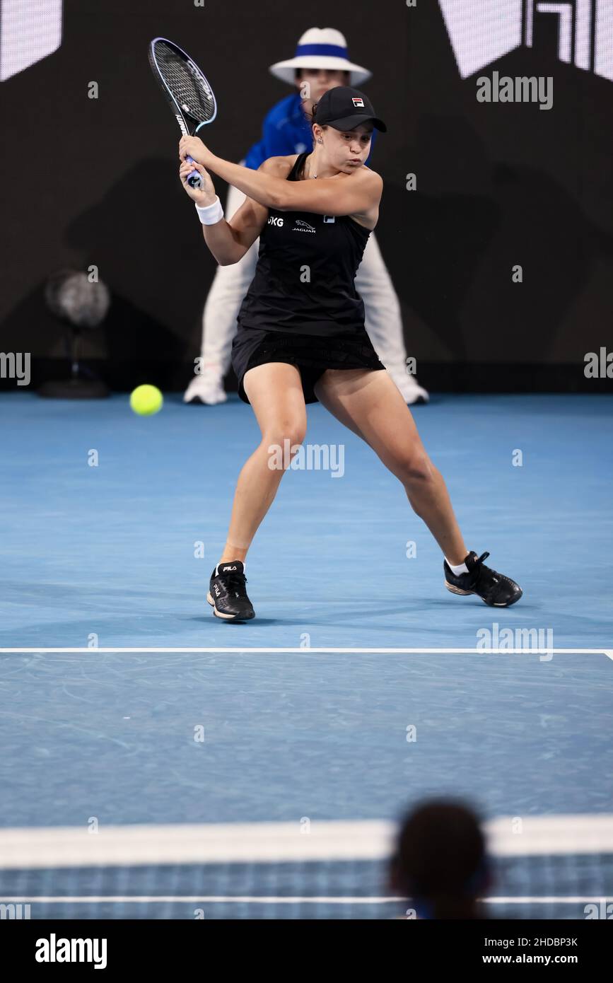 Adelaide, Australien, 5. Januar 2022. Ash Barty aus Australien trifft am dritten Tag des Adelaide International Tennisturniers am Memorial Drive am 05. Januar 2022 in Adelaide, Australien, beim WTA-Einzelspiel zwischen Ash Barty aus Australien und Coco Gauff aus den Vereinigten Staaten eine Rückhand. Quelle: Peter Mundy/Speed Media/Alamy Live News Stockfoto