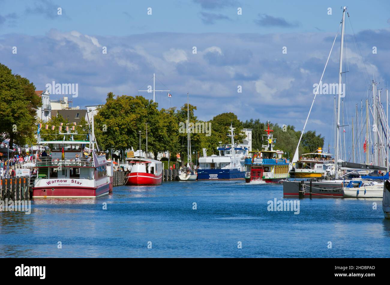Fischkutter und Ausflugsschiffe am Alten Strom in Rostock-Warnemünde, Mecklenburg-Vorpommern, Deutschland, 26. August 2014. Angelausstecher und Ausflüge Stockfoto
