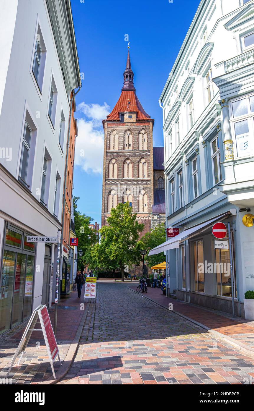 Hansestadt Rostock, Mecklenburg-Vorpommern, Deutschland: Urbane Szene vor der Marienkirche aus der Kröpeliner Straße. Hanseha Stockfoto