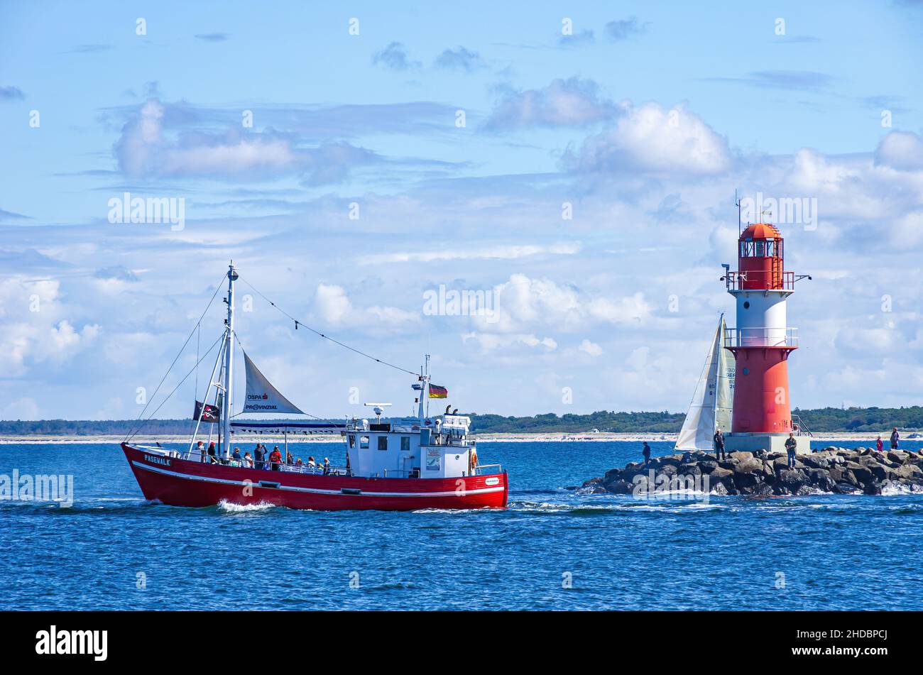 Rostock-Warnemünde, Mecklenburg-Vorpommern, Deutschland: Der Fischkutter PASEWALK lässt mit Fahrrädern und mit aufgezogener Piratenflagge die Hafen Stockfoto