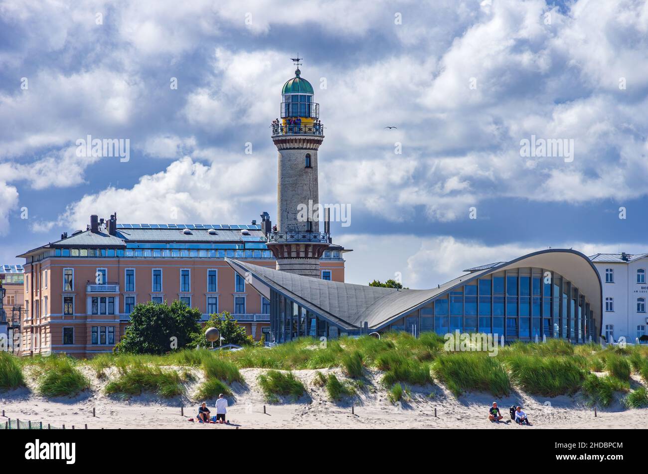 Schöner Strand, und Alter Leuchtturm und Teekannen, die Wahrzeichen von Rostock-Warnemünde, Mecklenburg-Vorpommern, Deutschland. Traumatisierter Strand, Alter Stockfoto