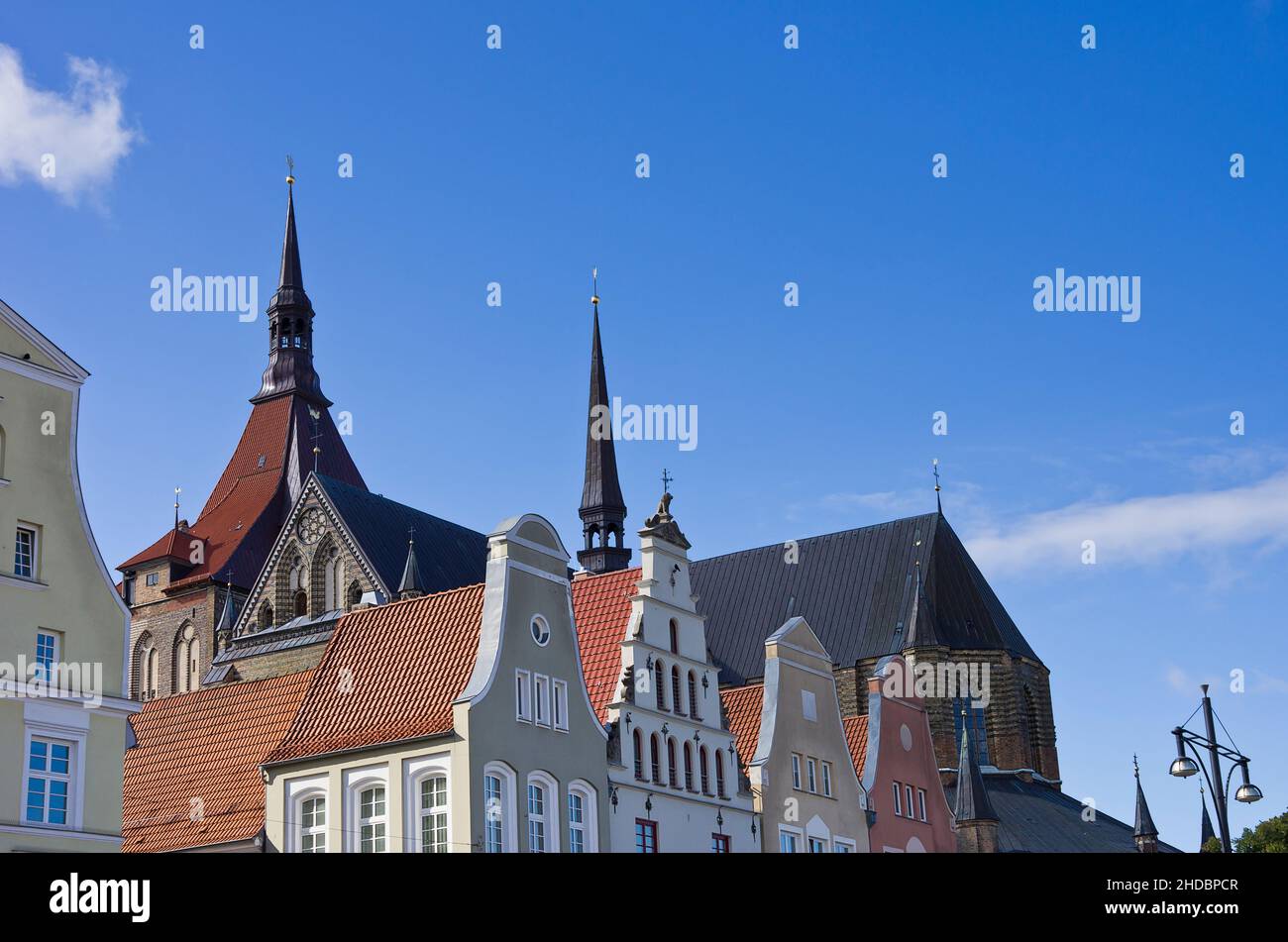 Blick über hanseatische Giebel und Dächer sowie Marienkirche, Neuen Marktplatz, Hansestadt Rostock, Mecklenburg-Vorpommern, Germ Stockfoto