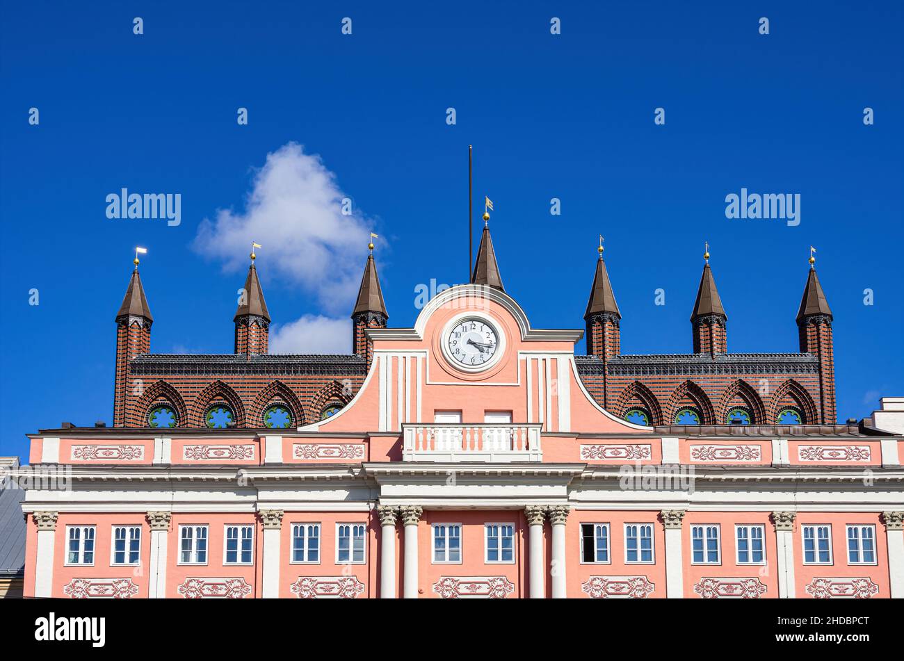 Oberer Teil des Rathauses der Hansestadt Rostock, Mecklenburg-Vorpommern, Deutschland. Oberer Teil des Rathauses der Hansestadt Rost Stockfoto