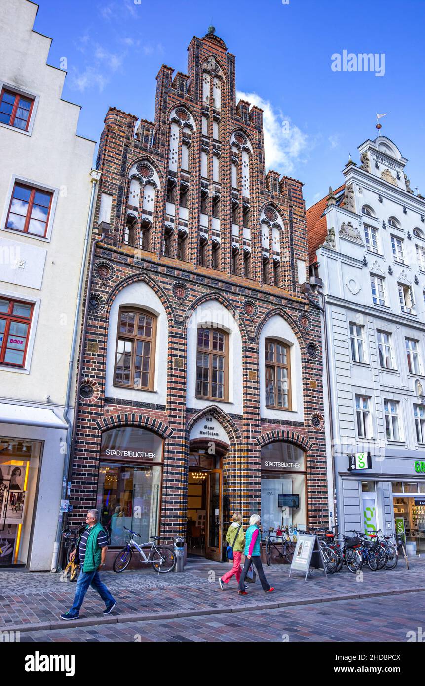 Hansestadt Rostock, Mecklenburg-Vorpommern, Deutschland: Urbane Szene in der Innenstadt mit Blick auf das historische Gebäude der Kröpeliner St. Stockfoto