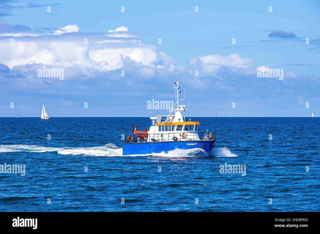 Rostock-Warnemünde, Mecklenburg-Vorpommern, Deutschland: Das Fischerei-Patrouillenboot STEINBUTT nähert sich der Hafeneinfahrt, 26. August 2014. Stockfoto