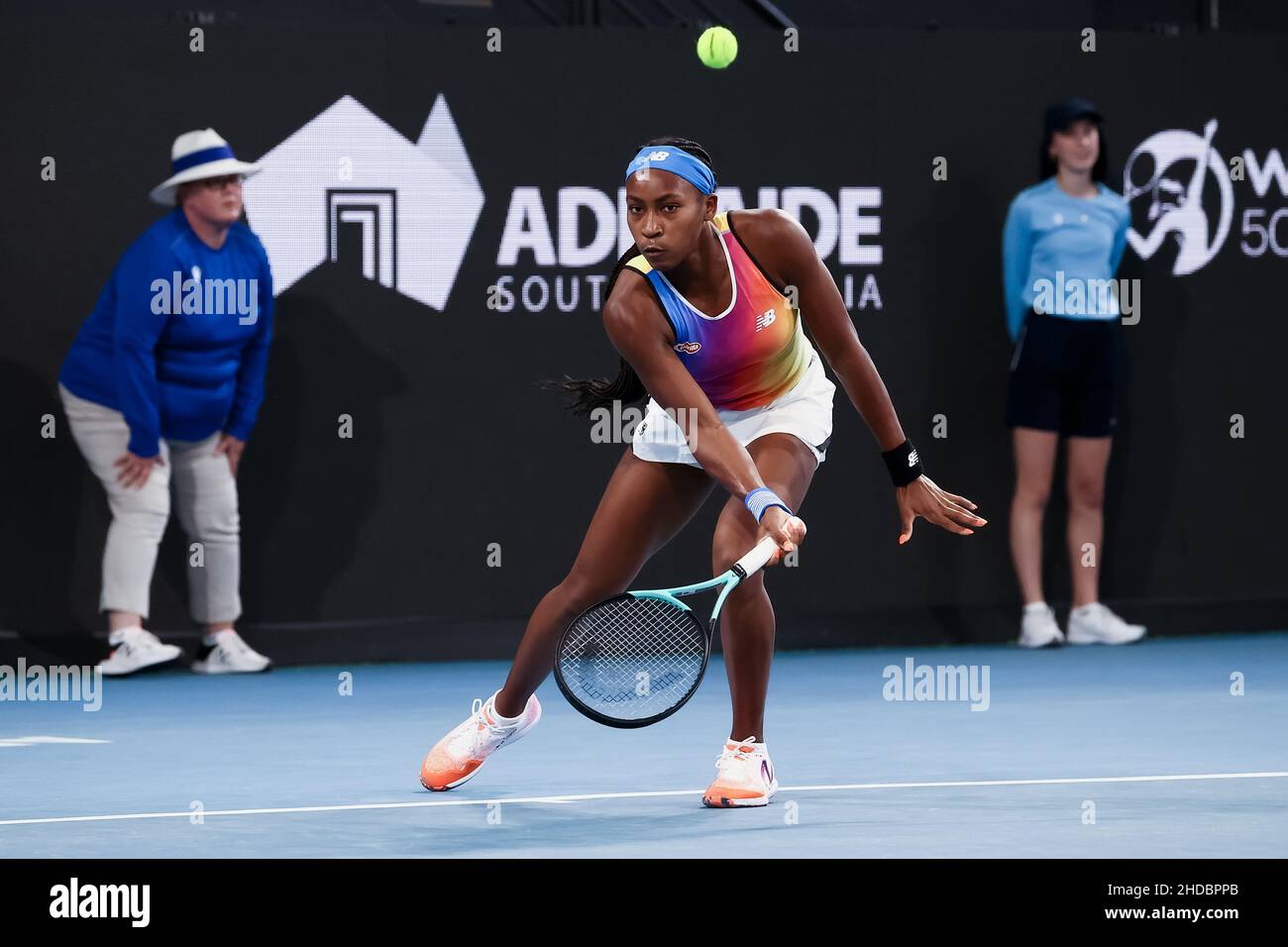 Adelaide, Australien, 5. Januar 2022. Coco Gauff aus den Vereinigten Staaten spielt beim WTA-Einzelspiel zwischen Ash Barty aus Australien und Coco Gauff aus den Vereinigten Staaten am dritten Tag des Adelaide International Tennisturniers am 05. Januar 2022 in Adelaide, Australien, eine Vorhand. Quelle: Peter Mundy/Speed Media/Alamy Live News Stockfoto