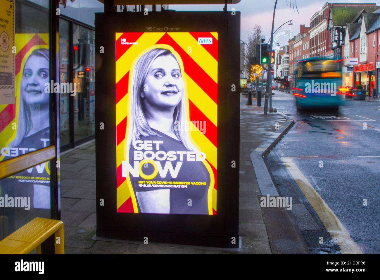 Southport, Merseyside. Wetter in Großbritannien. 5. Januar 2022 Kaltverstärker starten in den Tag mit Clear Channel-Werbung, die Booster Jabs im Stadtzentrum drängt. Kredit; MediaWorldImages/AlamyLiveNews Stockfoto