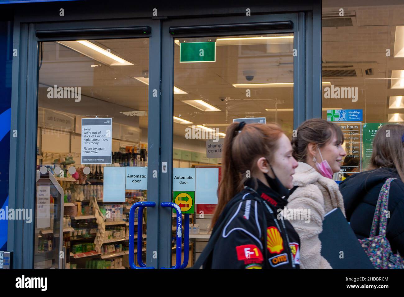 Egham, Surrey, Großbritannien. 5th. Januar 2022. Die Menschen gehen an