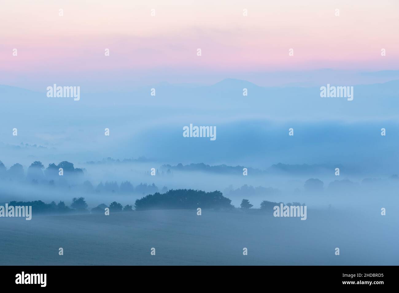 Ländliche Landschaft bei Bystricka Dorf in Nebel gehüllt, Slowakei. Stockfoto