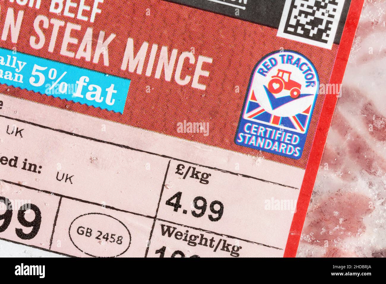 Abtauen ASDA mageres Hackfleisch Paket + Union Jack / Red Tractor Assured Logo. Für Lebensmittel und Landwirtschaft Großbritannien, britisch angebaute Lebensmittel, britische Fleischindustrie. Stockfoto