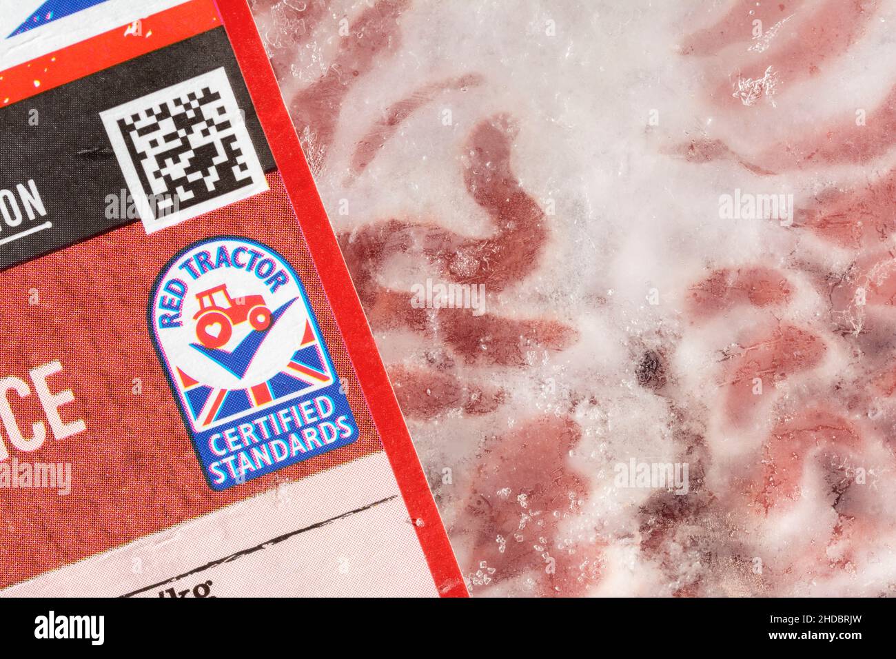 Abtauen ASDA mageres Hackfleisch Paket + Union Jack / Red Tractor Assured Logo. Für Lebensmittel und Landwirtschaft Großbritannien, britisch angebaute Lebensmittel, britische Fleischindustrie. Stockfoto