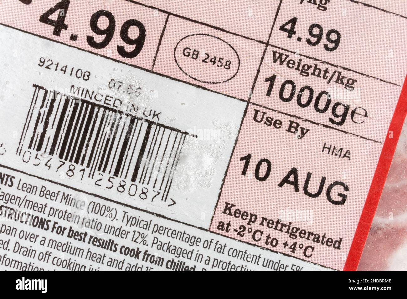 Preis, Gewicht und Verwendung nach Datum Etikett auf Kunststofffolie umwickelt ASDA mageres Hackfleisch / Hackfleisch. Für britische Agrarprodukte steigen die Lebensmittelpreise im Brexit. Stockfoto