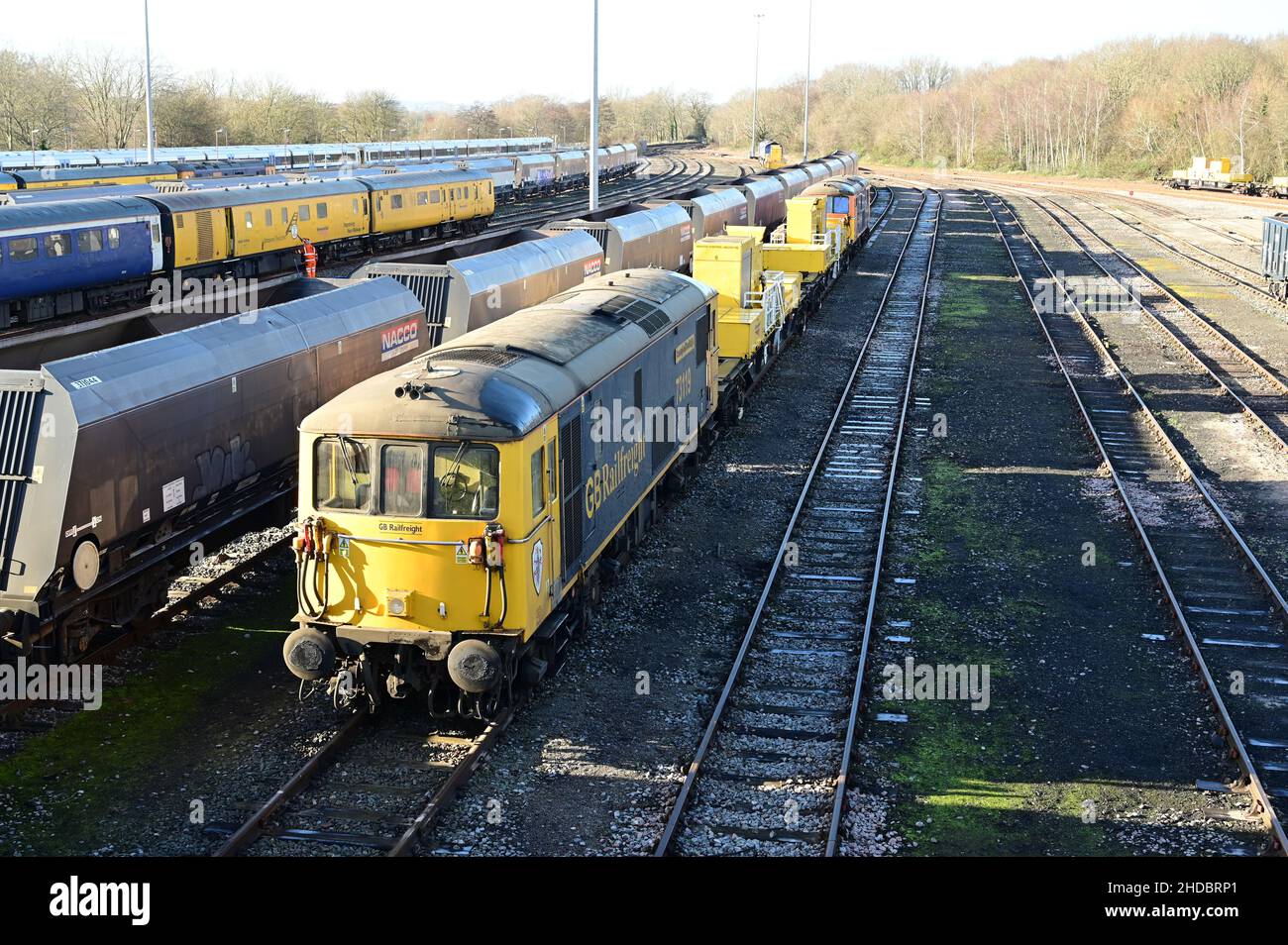 Tonbridge, Kent, UK-Januar 05 2022: Eine zweimotorige Lokomotive der Baureihe 73 73119 'Borough of Eastleigh' in Tonbridge West Yard an einem eiskalten Winter Stockfoto