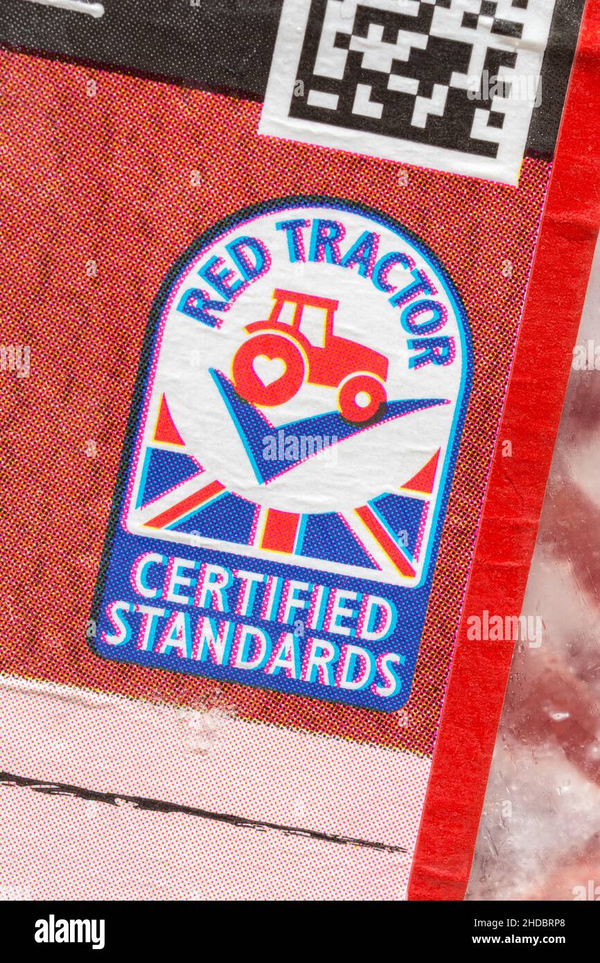 Makro des britischen Red Tractor Logos / Union Jack auf ASDA-Fleischpackung mit magerem Hackfleisch auftauen. Für Lebensmittel und Landwirtschaft Großbritannien, britisch angebaute Lebensmittel, britische Fleischindustrie Stockfoto