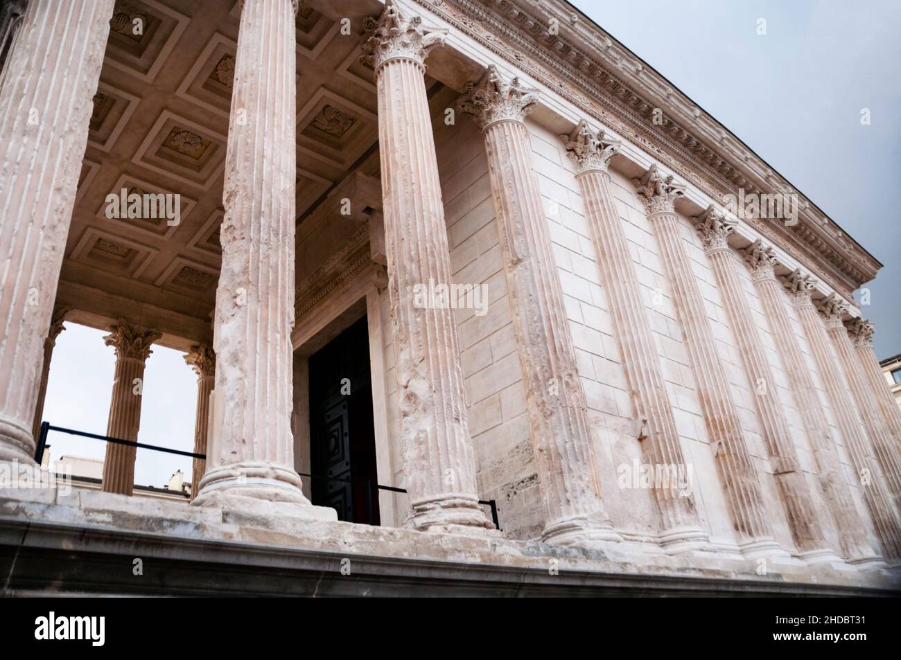 Eingebettete korinthische Säulen des römischen Tempels Maison Carrée in Nîmes, Frankreich. Stockfoto