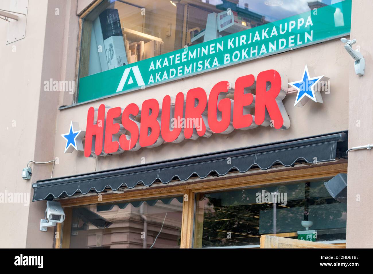 Turku, Finnland - 6. August 2021: Logo des Hesburger Restaurants. Hesburger ist die größte Hamburger Restaurantkette in Finnland. Stockfoto