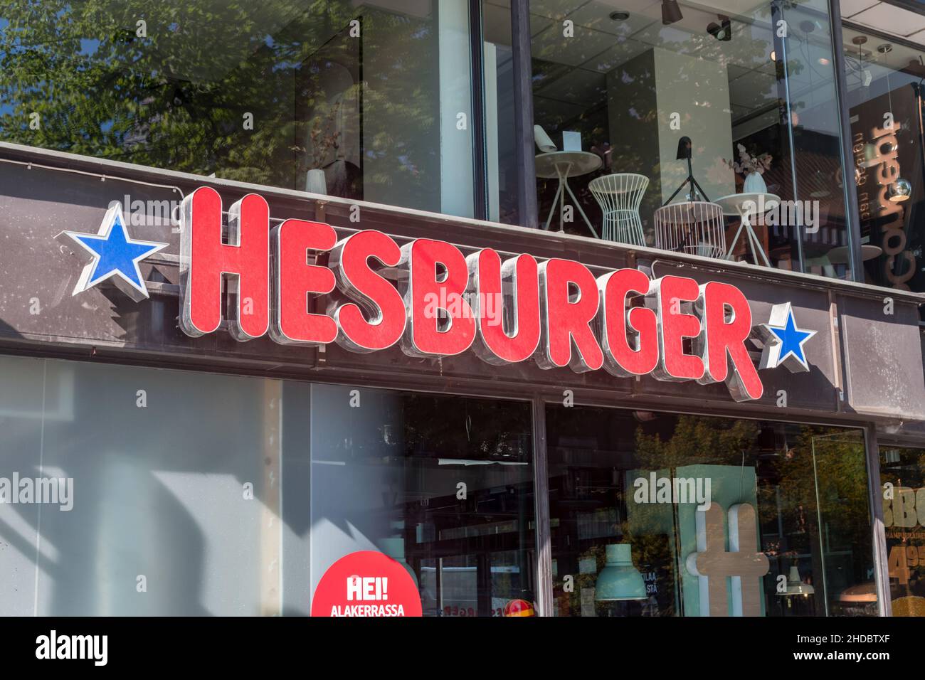 Helsinki, Finnland - 5. August 2021: Logo der Hesburger Fast-Food-Kette mit Sitz in Turku, Finnland. Stockfoto