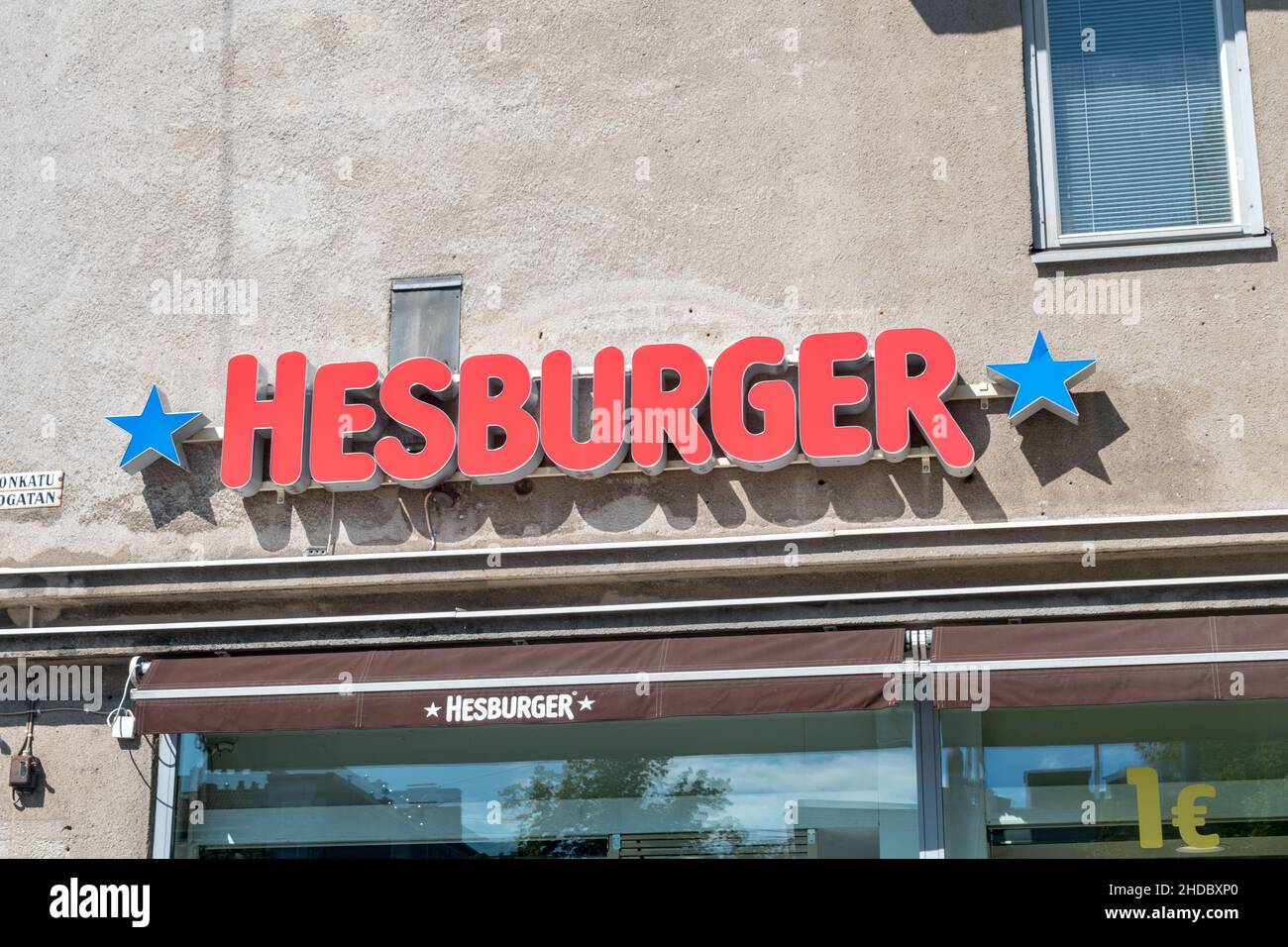 Helsinki, Finnland - 5. August 2021: Das Logo des Hesburger Restaurants. Stockfoto